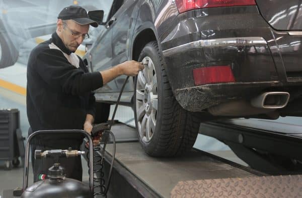 Slik bytter du dekk på bilen din